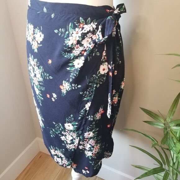 Wrap around Flower skirt/Size Medium - Picture 4 of 9